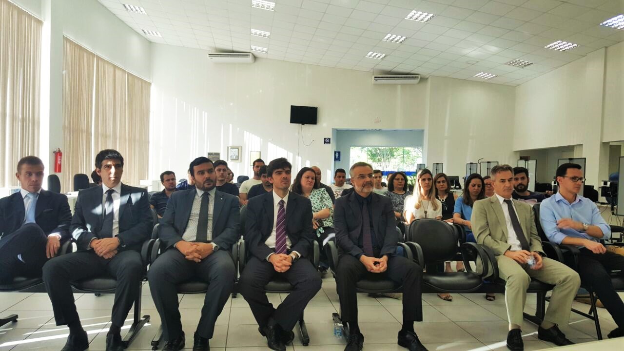 Cúpula do TRE-PR presta homenagem a juízes e servidores que credenciaram Maringá como a primeira cidade do país a anunciar o resultado das eleições 
